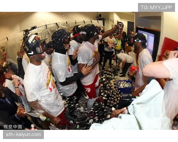 更衣室花絮：猛龙队赛后为即将离队的老将举行小型仪式